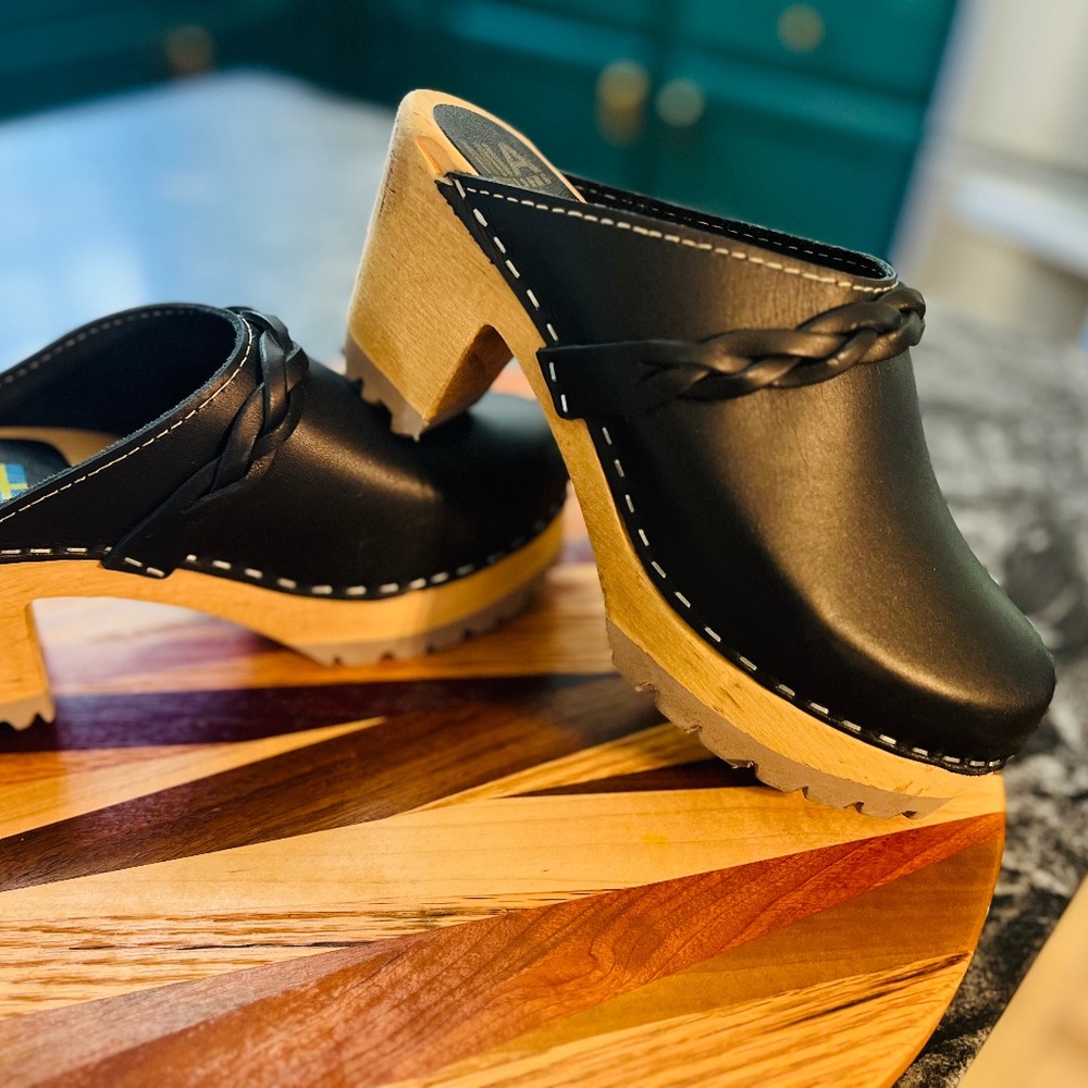 NWOT MIA leather clogs, Size 37/ US size 6